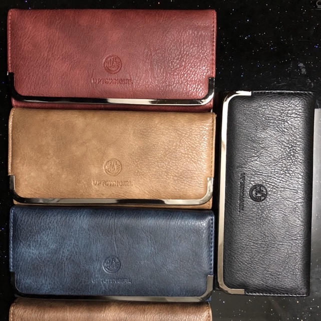 A long wallet with a two-fold clip and curved edges details Picture