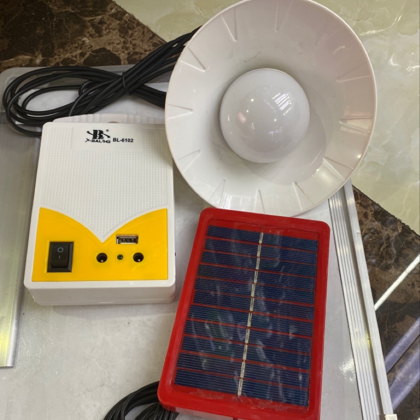 小系统  外带太阳能板  外接灯泡  加手机充电线  使用时间长  适合应急 户外用