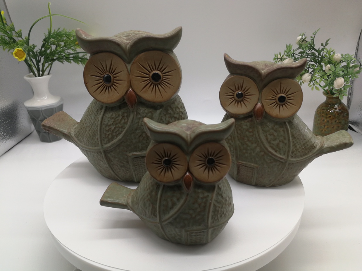 Three-piece set of ceramic owl ornaments, beige glossy and green matte Specification image