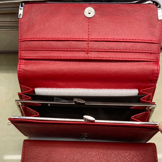 A long wallet with a two-fold clip and curved edges Specification image