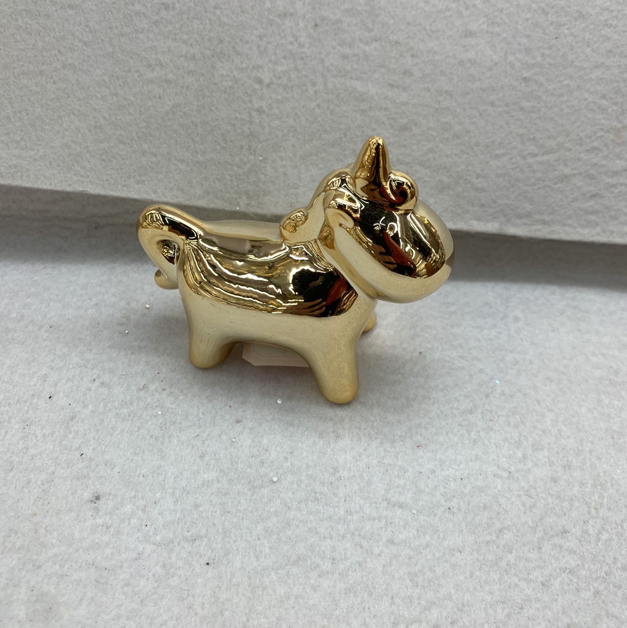 赌角兽陶瓷工艺品摆件，可以放酒柜当摆件，也可以放电视柜当摆件，放家里都可以。产品图