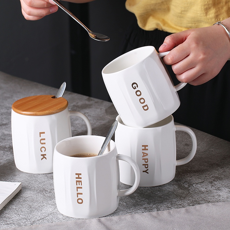Mug with simple letters, lid and spoon, ceramic cup as a souvenir gift, customized logo coffee cup gift box Application Scenario