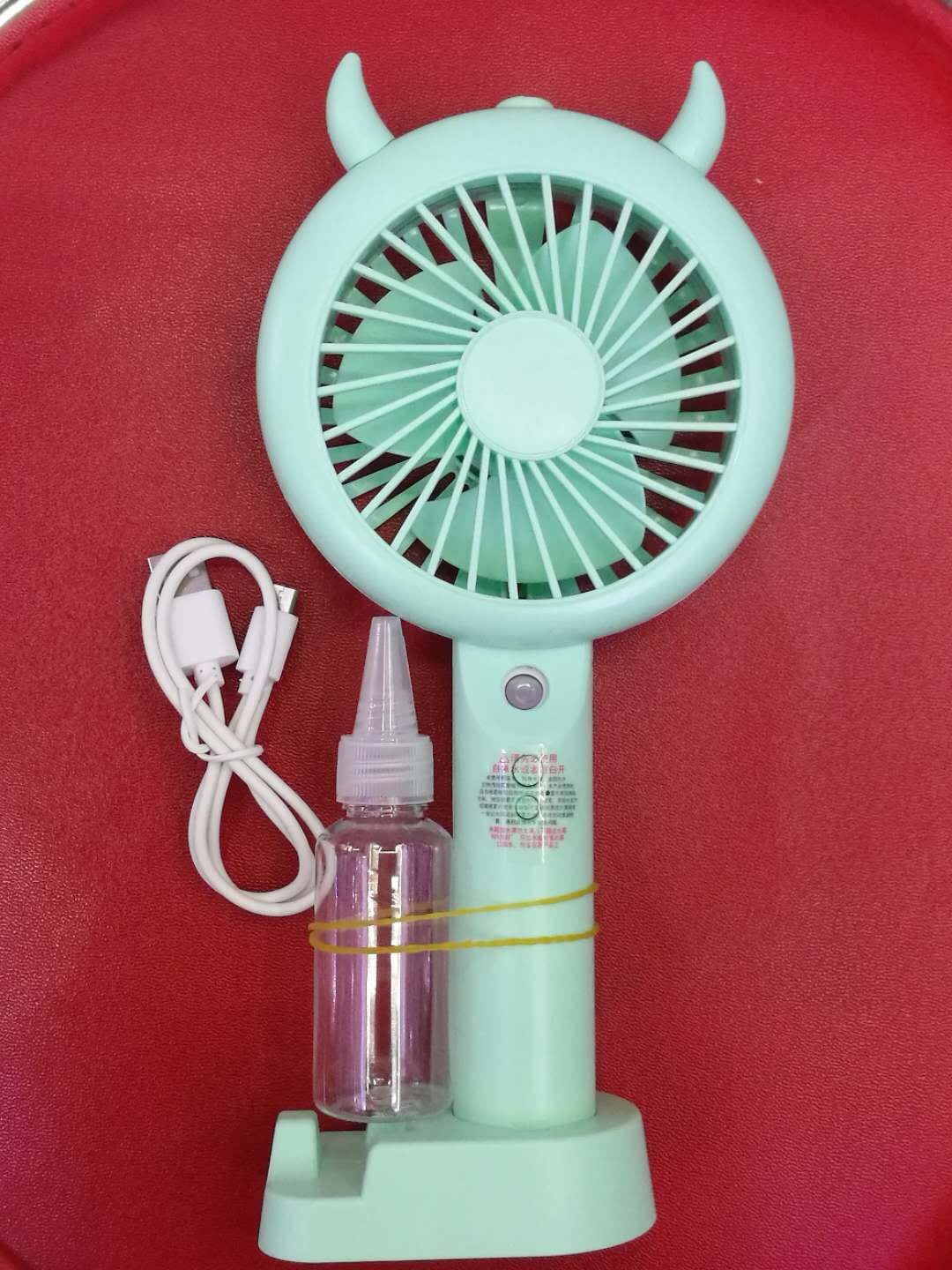 Moisturizing and hydrating atomizing mini fan