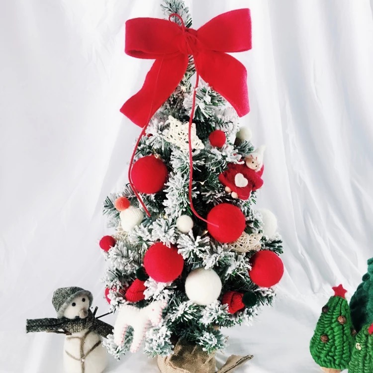 Yiyang Christmas Craft 30cm, 40cm, 50cm, 60cm flocked tree heads and feet Application Scenario