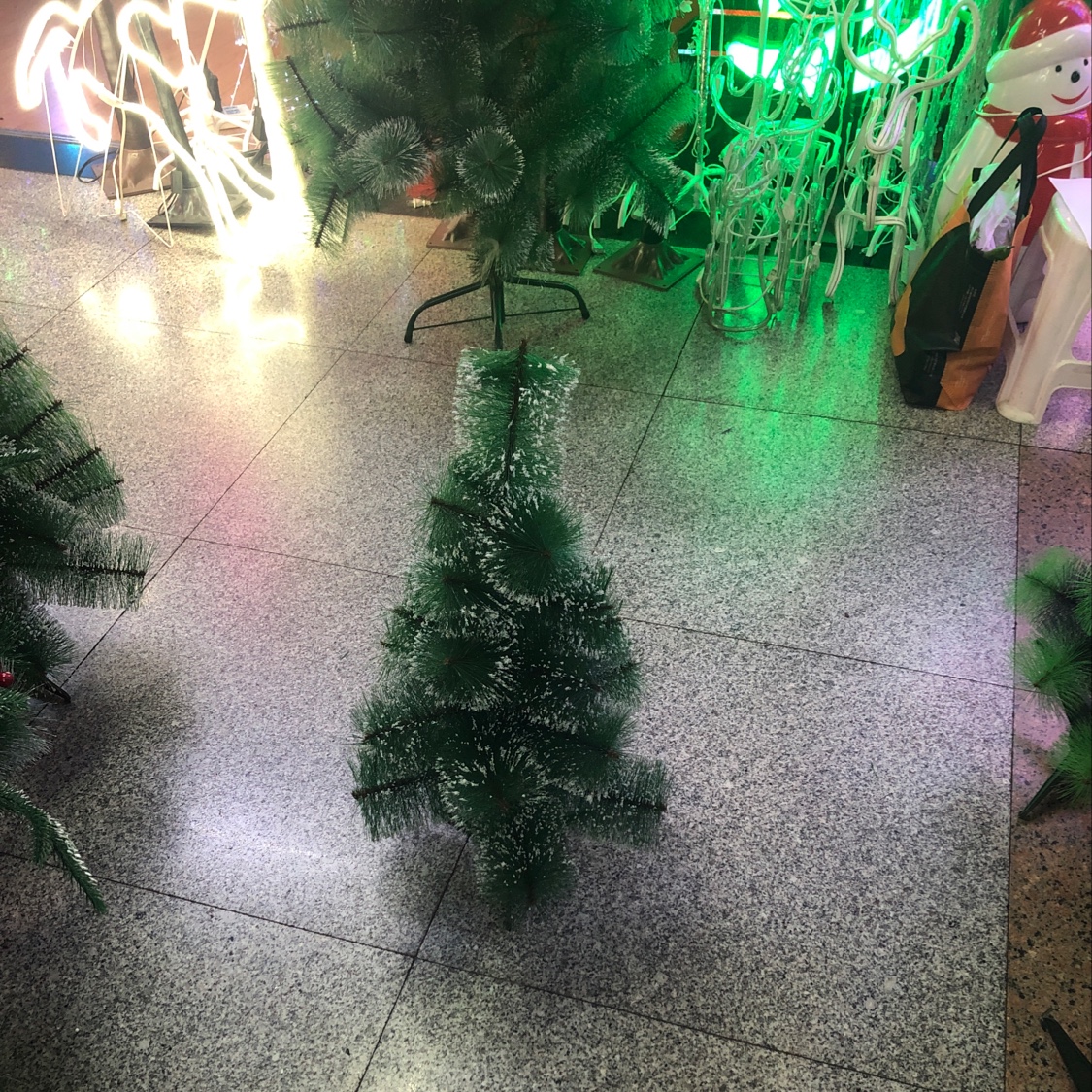 شجرة عيد الميلاد البيضاء الصغيرة