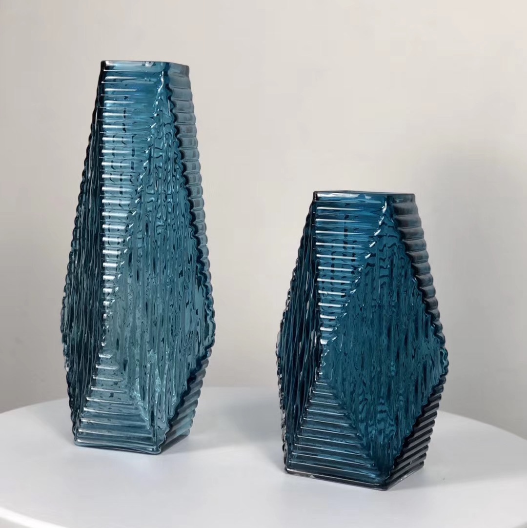 Handmade eco-friendly glass bottles, vases, living room and dining table decorations, tall flower arrangements, European-style ornaments, preserved flower crystal balls, suitable glass handicrafts Item Picture