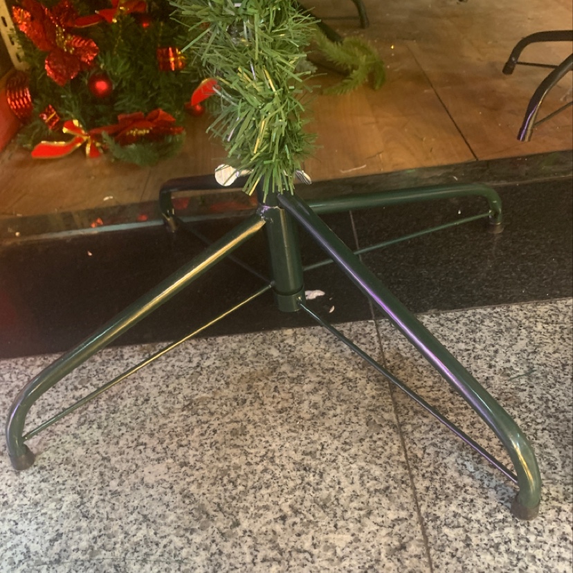 Yiyang Christmas Craft: 1.2 to 3 meters tall flowering pine needle trees with iron feet. Single-pack Christmas tree festive decoration Application Scenario