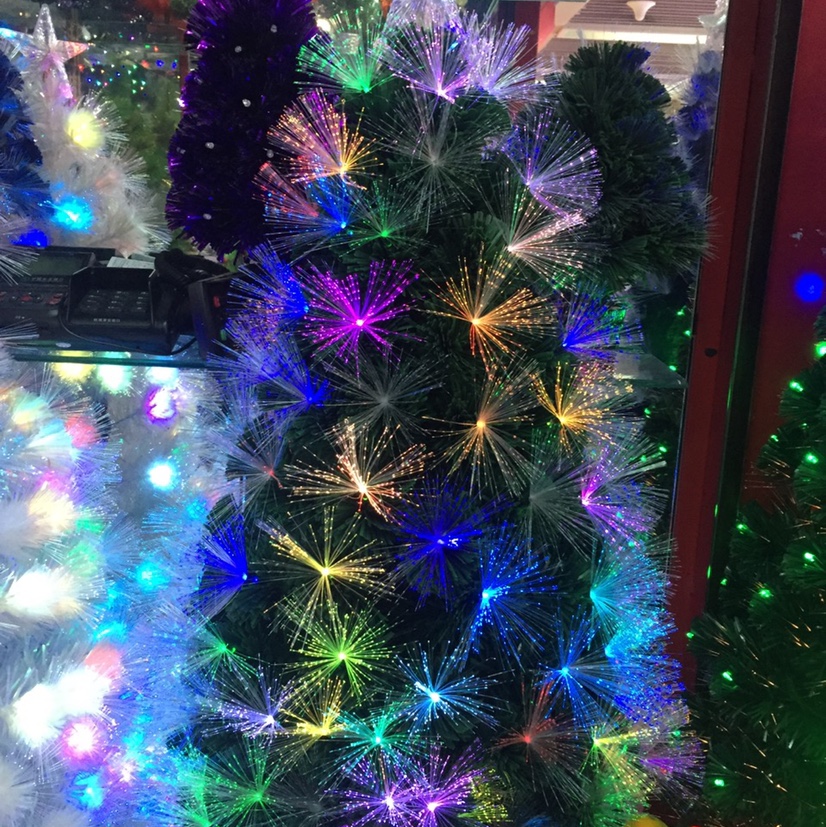 Yiyang Christmas Craft 1.2-meter seven-color full-light trees with 125 heads Application Scenario