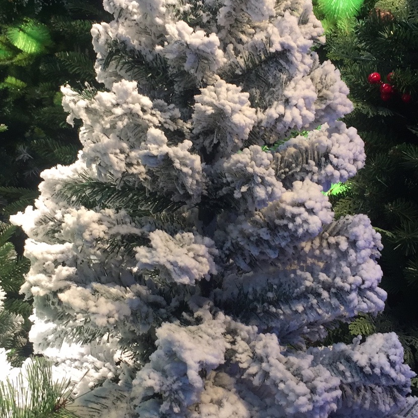 Yiyang Christmas Craft 1.2 meters, 1.5 meters, 1.8 meters, 2 meters, 1.4 meters flocked tree. The iron feet are 150 meters long, with 320 iron feet Application Scenario