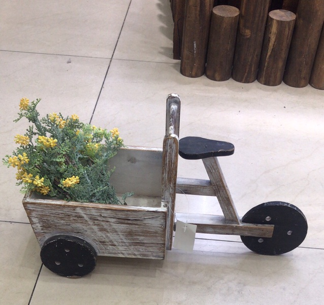 Direct sales from the manufacturer of wooden craft floats and ornaments