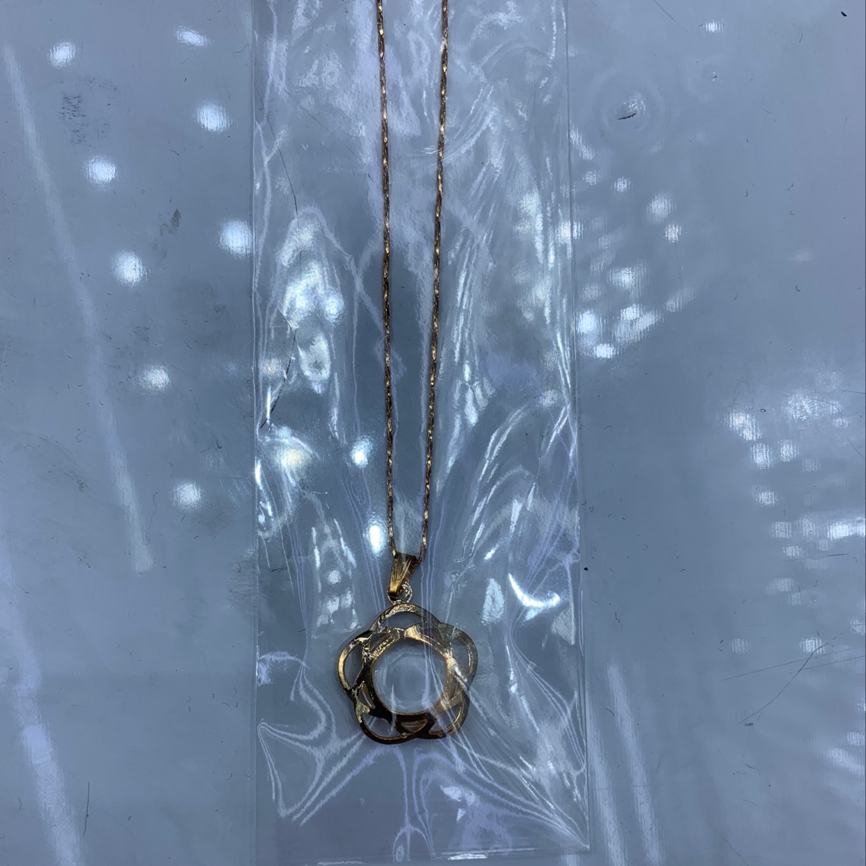 Gold thread chain necklace Application Scenario