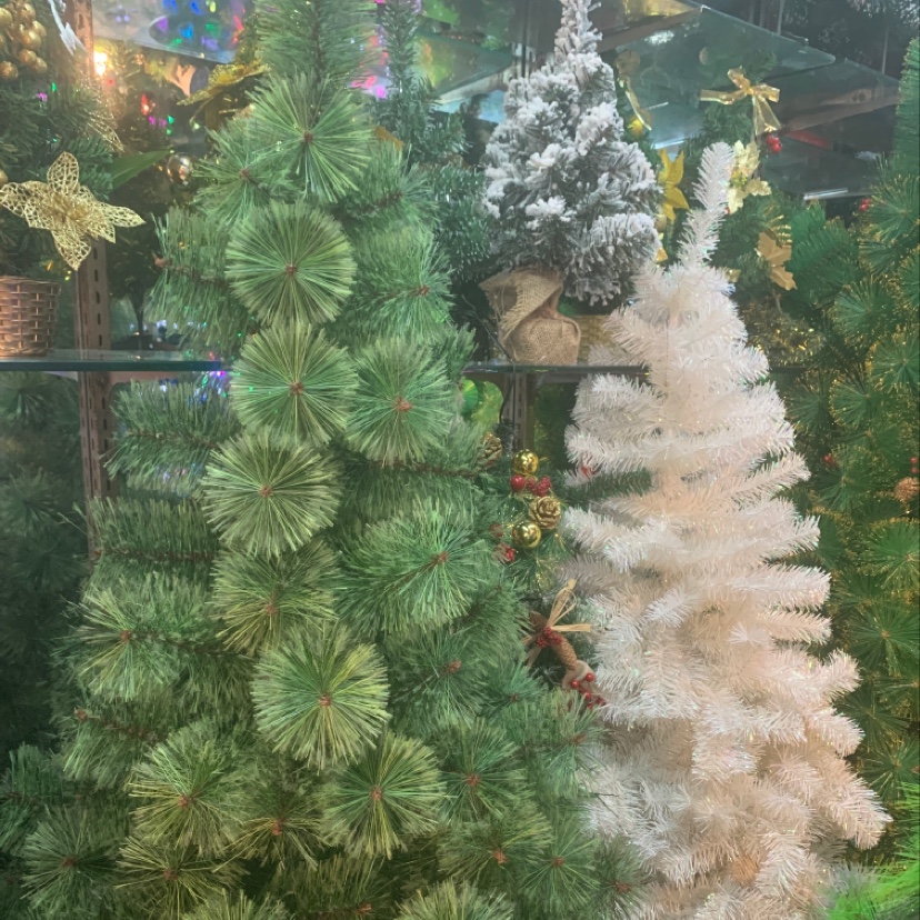 Yiyang Christmas Craft: 1.2 to 3 meters tall flowering pine needle trees with iron feet. Single-pack Christmas tree festive decoration Item Picture