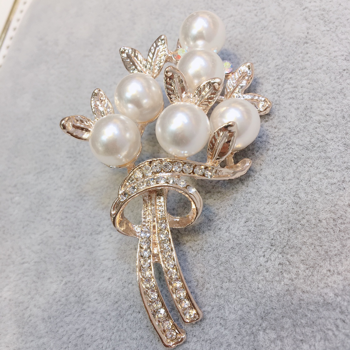 Korean style trendy fashion diamond-encrusted light luxury versatile pearl flower bouquet brooch 12 Specification image