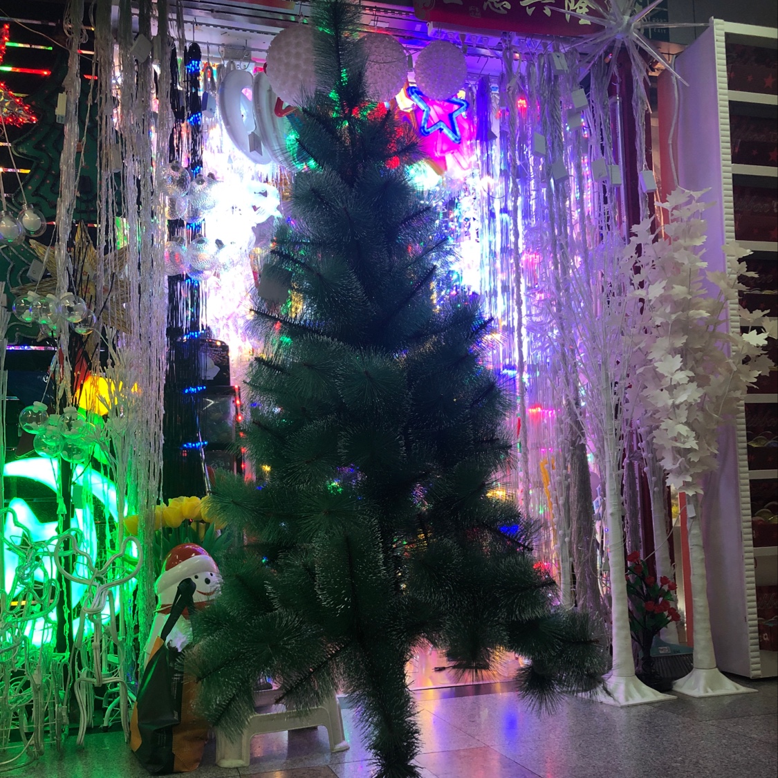 Super large snowflake Christmas tree