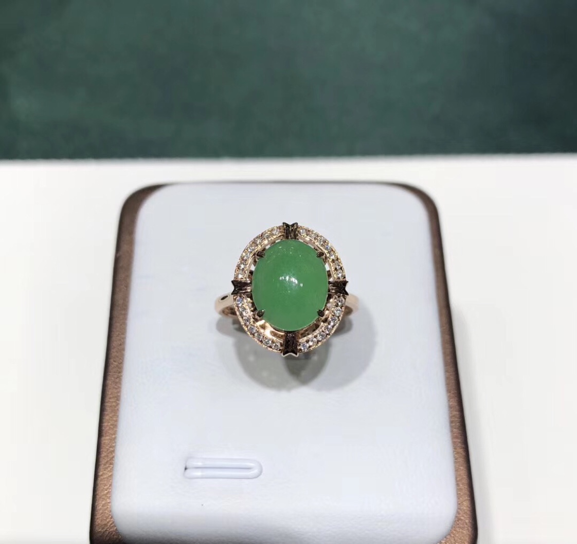 An 18k gold ring set with jade