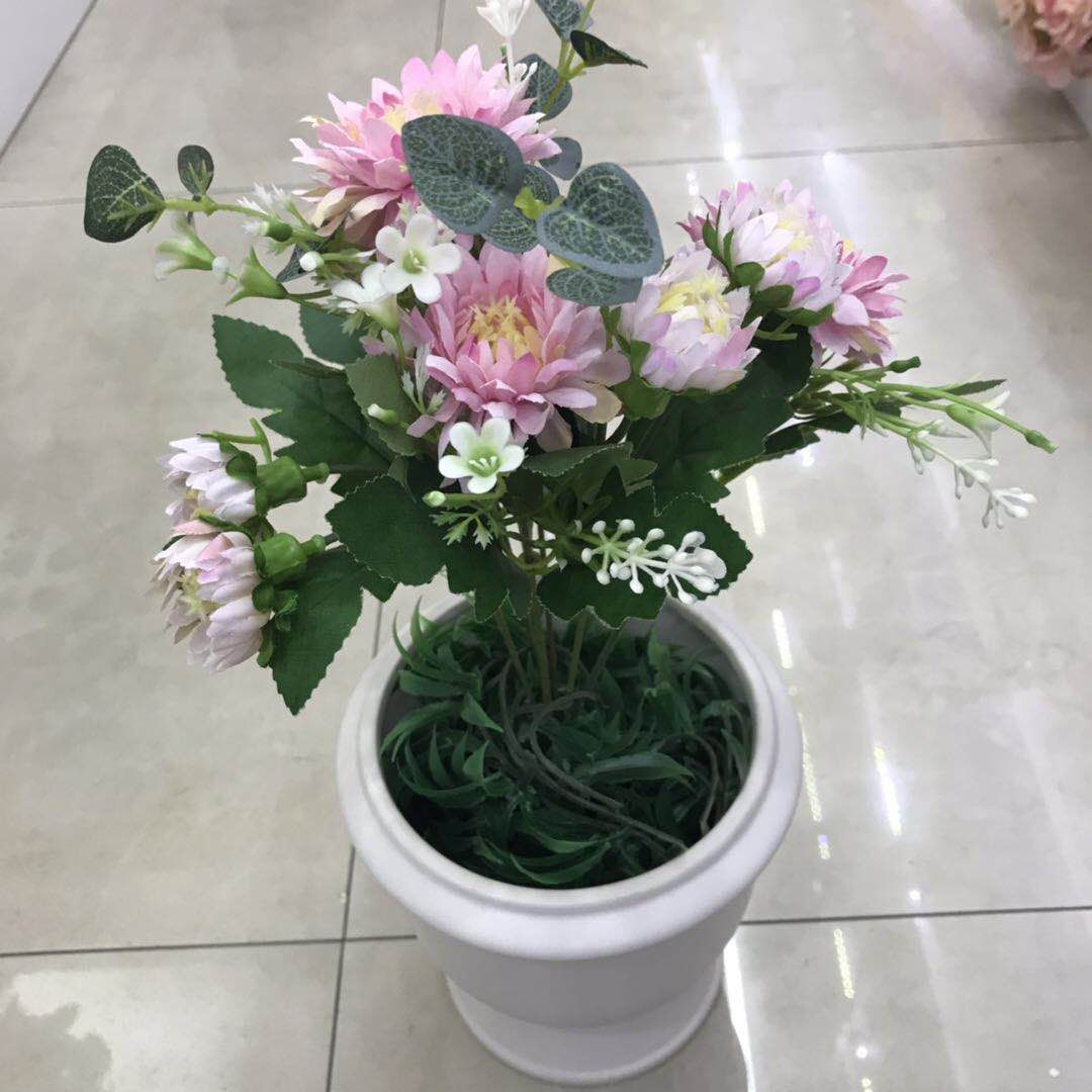 وهناك بعض الزهور المزيفة في غرف المعيشة، فضلا عن أزهار مزيفة في غرف النوم، Item Picture