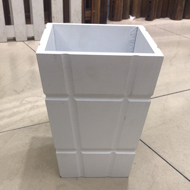 White flowerpots sold directly by the manufacturer