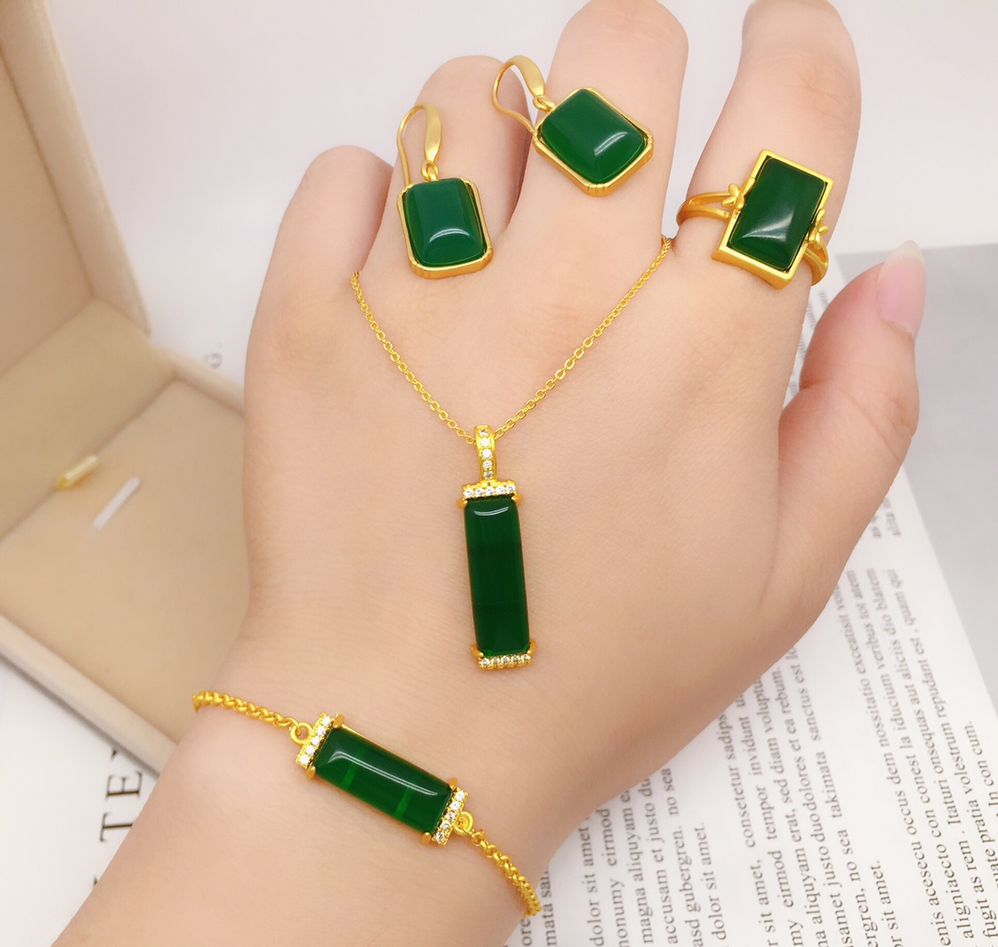 Chalcedony chain set