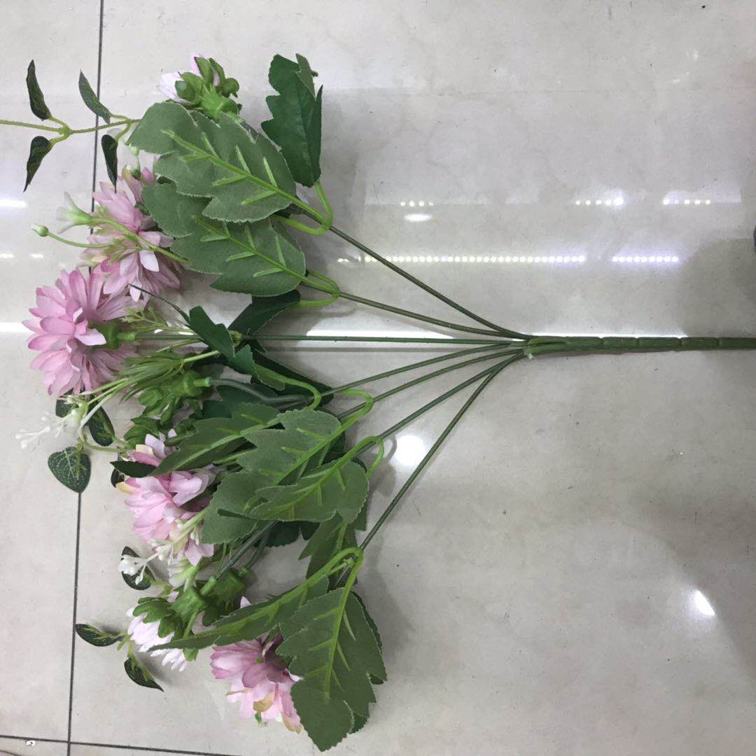 وهناك بعض الزهور المزيفة في غرف المعيشة، فضلا عن أزهار مزيفة في غرف النوم، details Picture