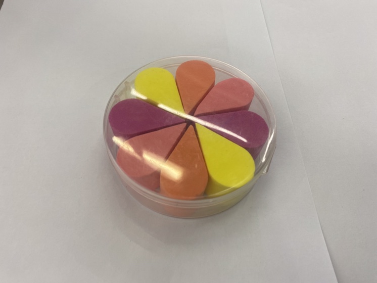 Boxed latex colored petal powder puff details Picture