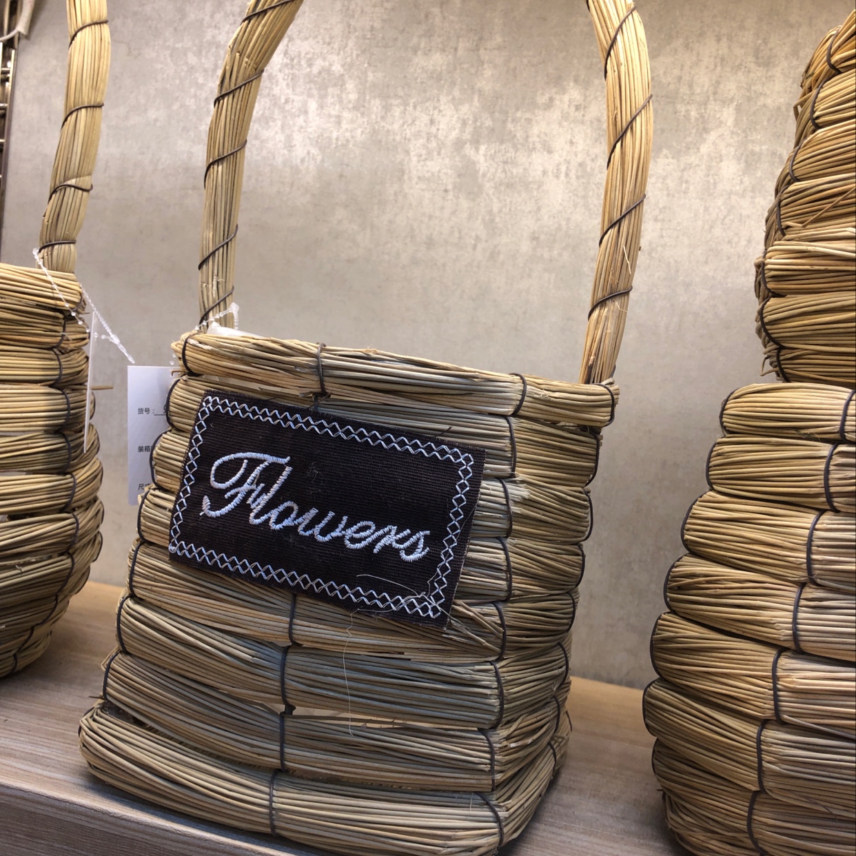 Qingling Craft handmade garden hand-held baskets, decorative flower vases, straw woven small baskets, figurines, gifts, home furnishings, and natural material weaving details Picture