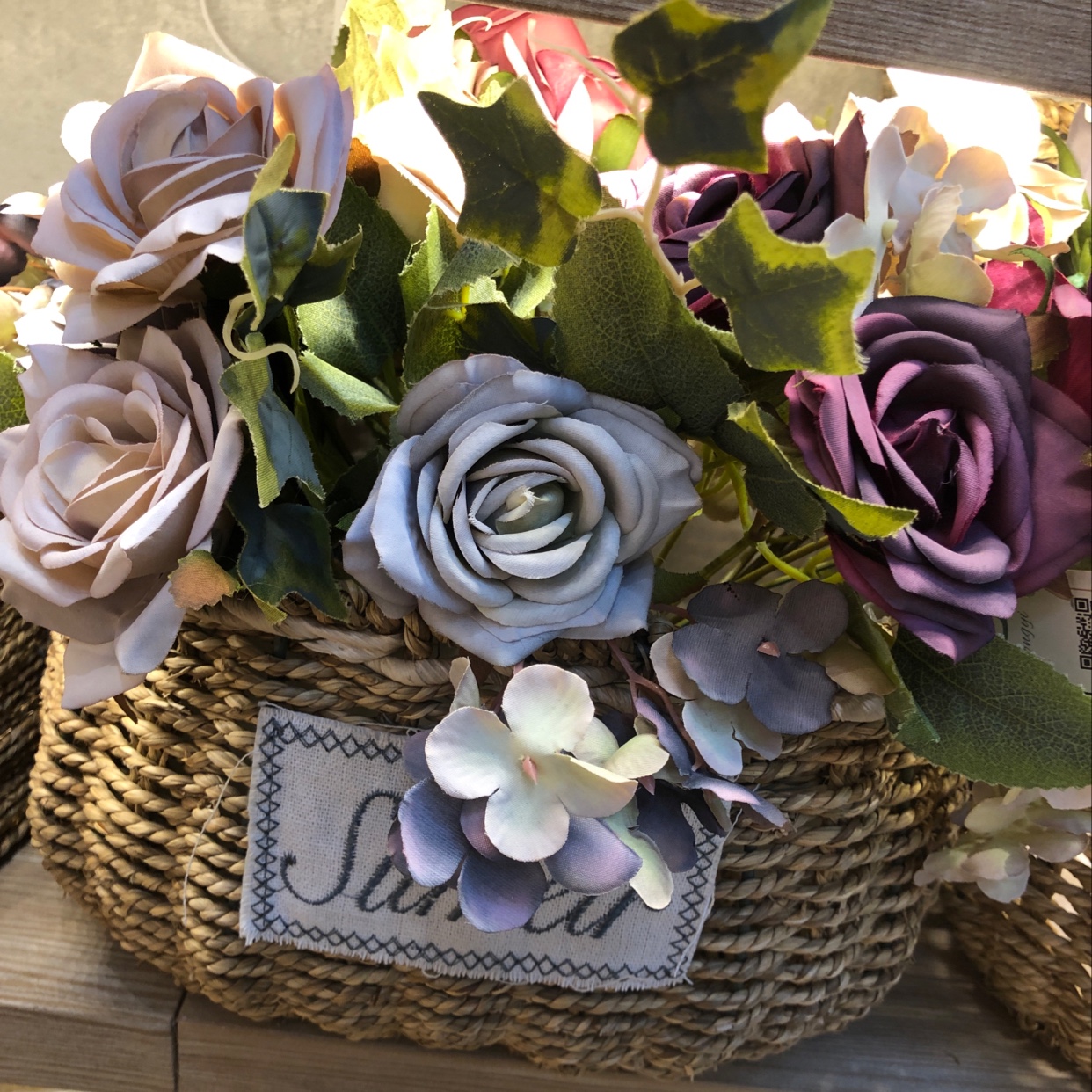 Qingling Craft handmade gardening baskets, decorative flower vases, straw woven small baskets, home decoration details Picture