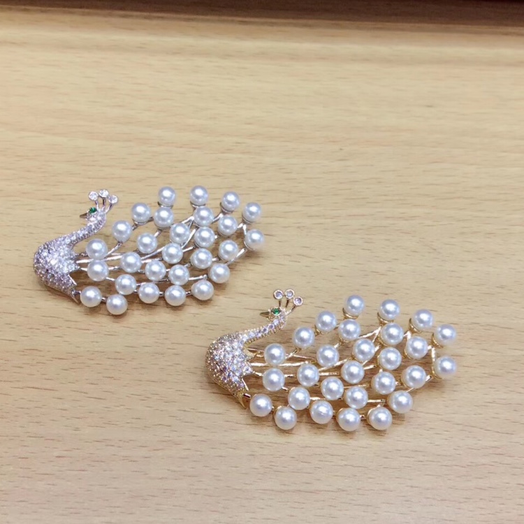 A miniature zircon peacock displays a high-end temperament brooch