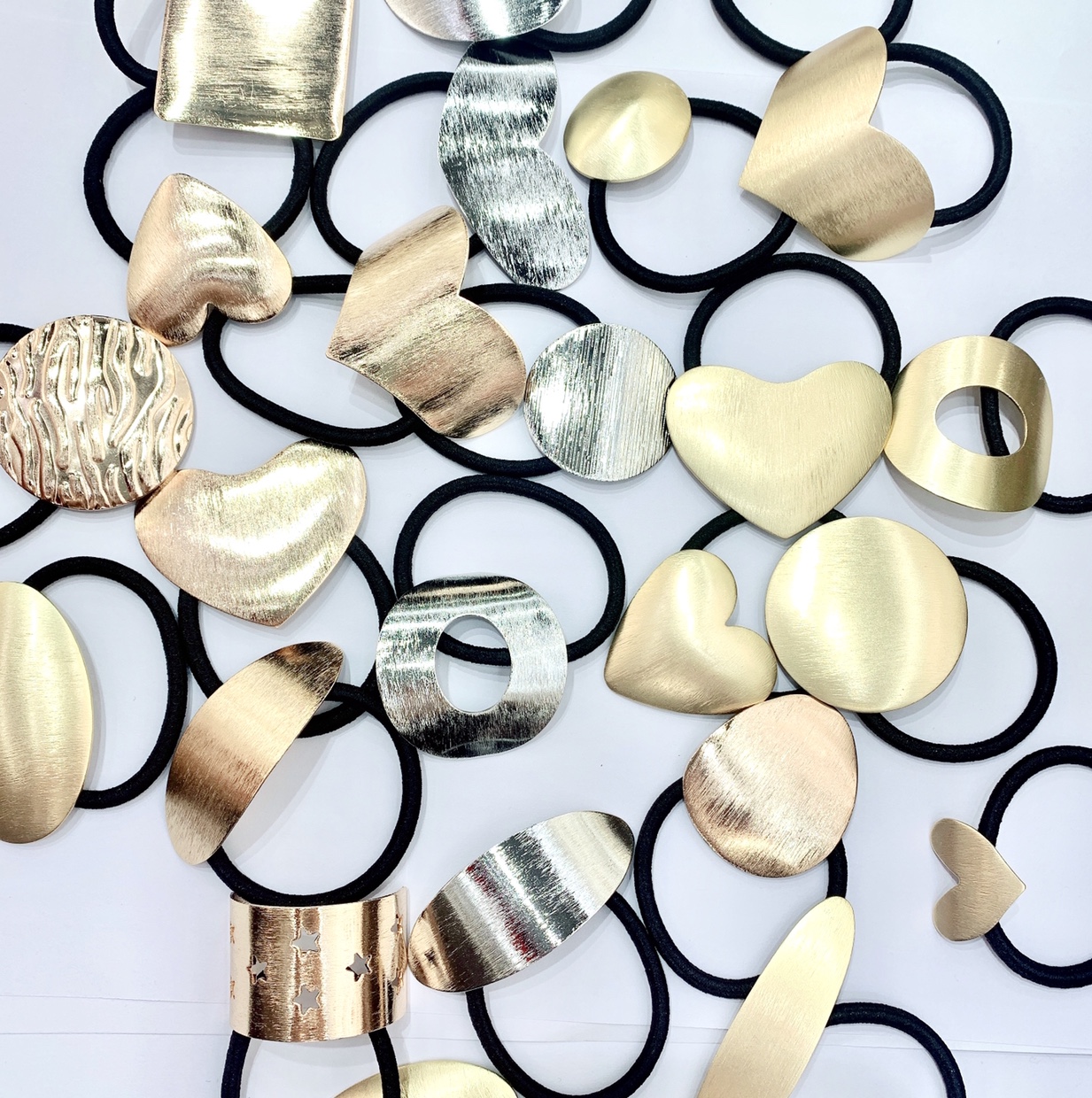 The rubber band buckle of alloy material is about 6 cm thumbnail