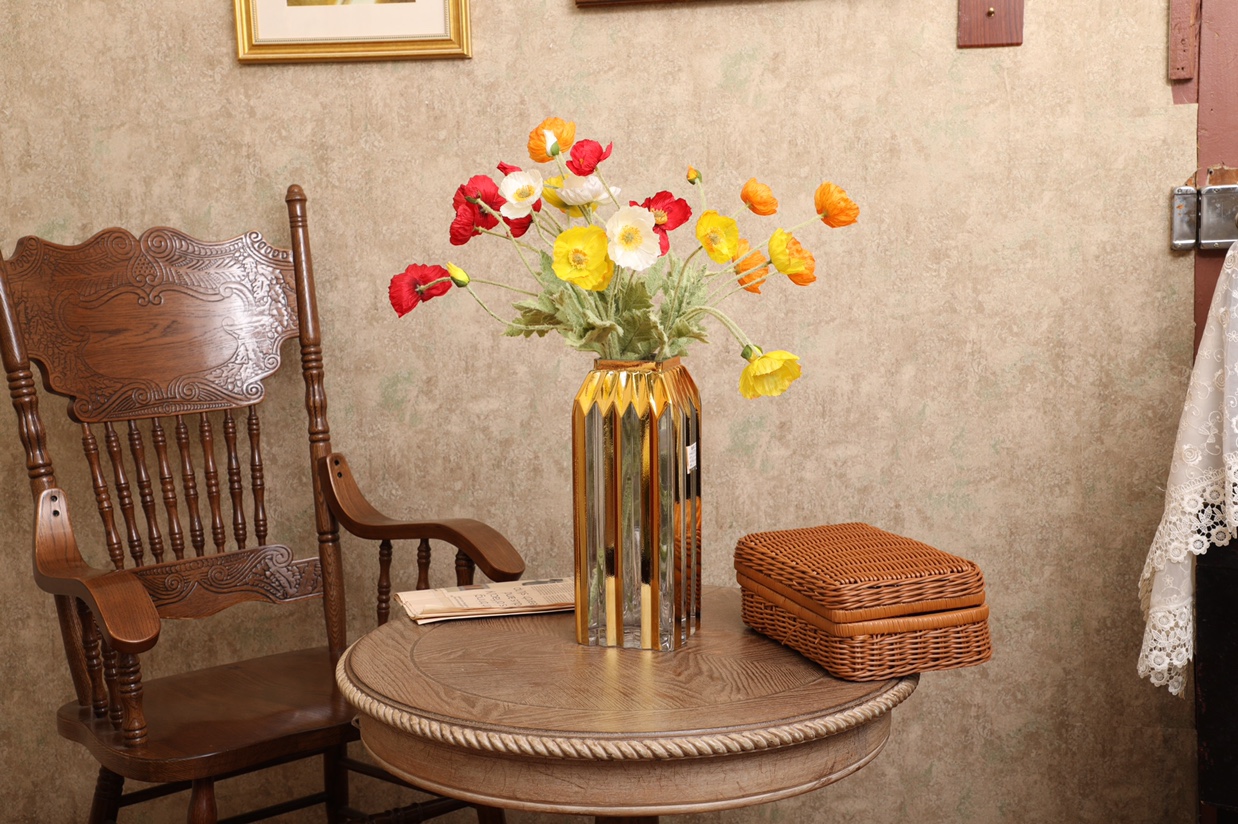 Electroplated glass vases, gold roses, gold dining tables, coffee tables, countertop flower vases and ornaments