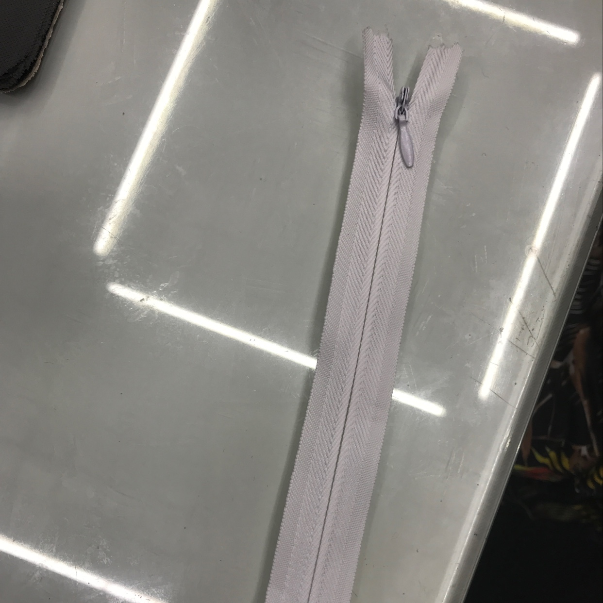 Invisible zipper thumbnail