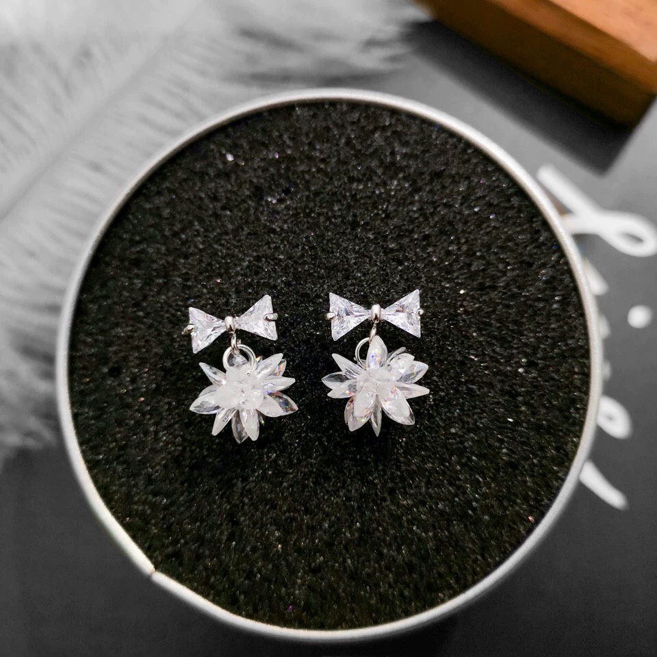 Bow stud earrings thumbnail