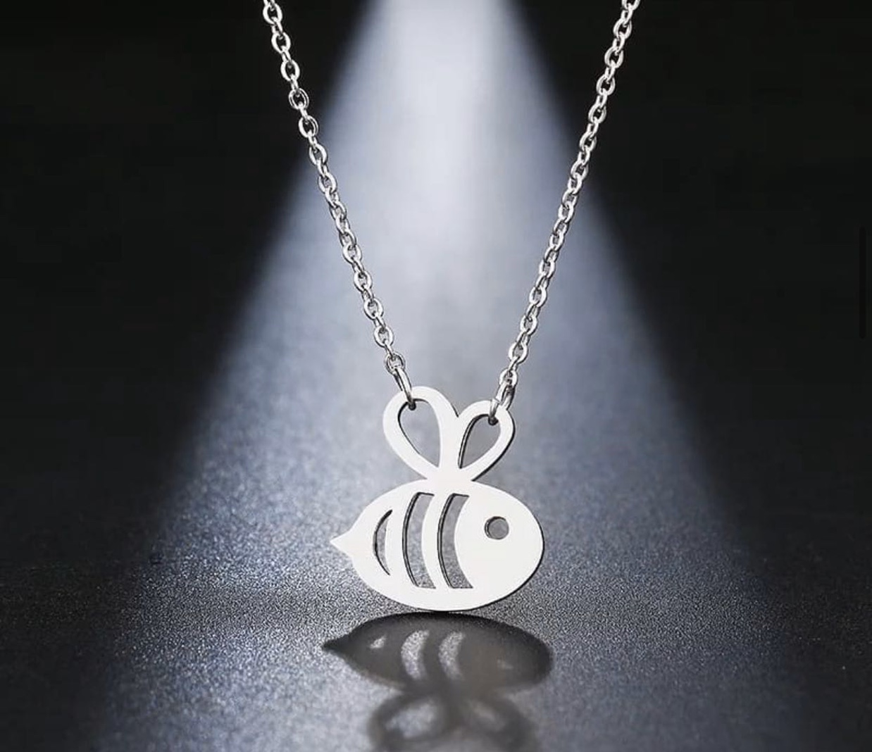 A versatile bee pendant necklace for couples in European and American fashion trends