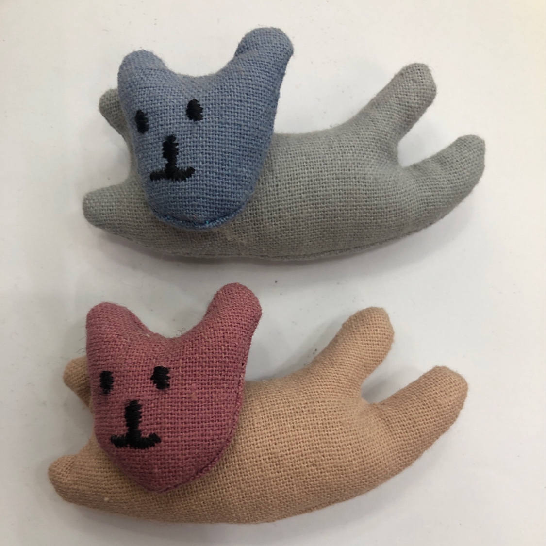 A two-color patchwork linen little flying bear