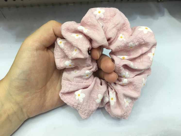 Pig large intestine and small daisies combined head ring details Picture
