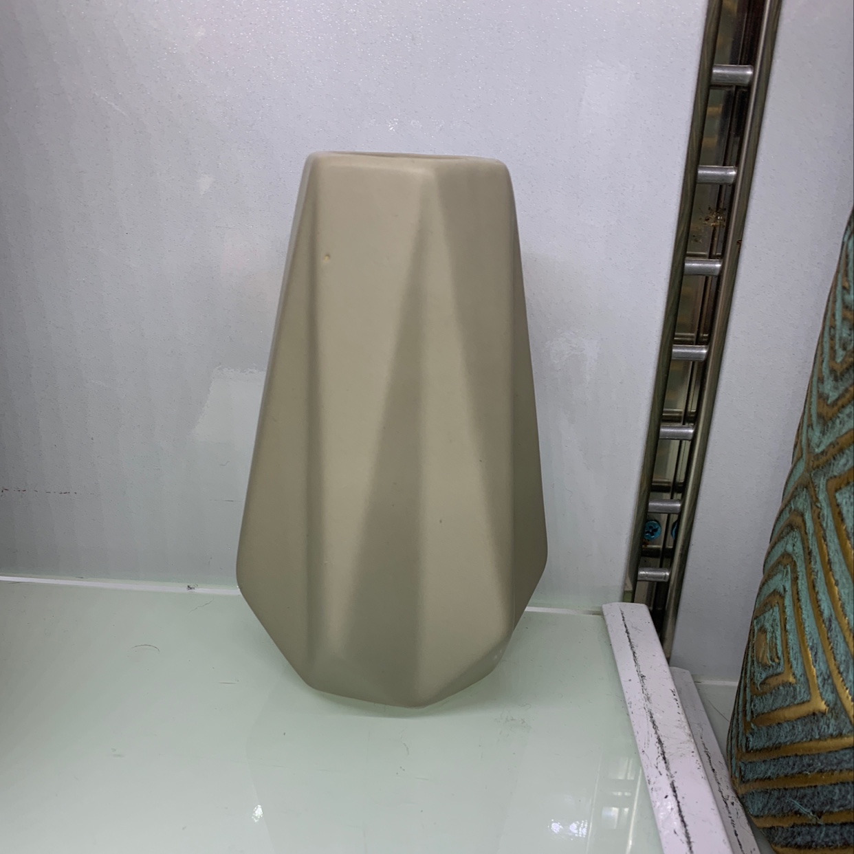 A vase with eight corners