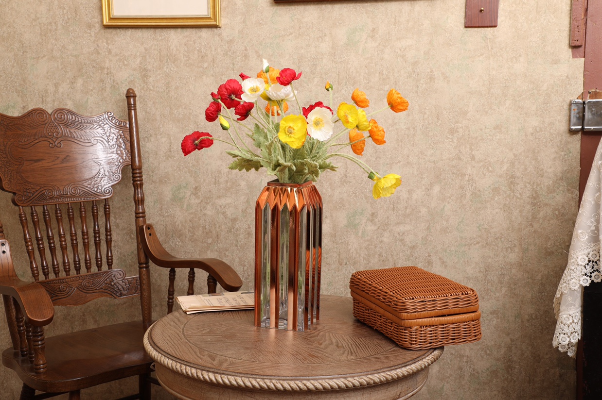 Electroplated glass vases, gold roses, gold dining tables, coffee tables, countertop flower vases and ornaments details Picture