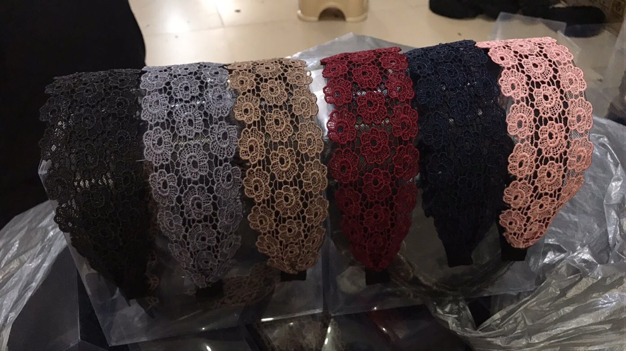 The hairband has a Korean style