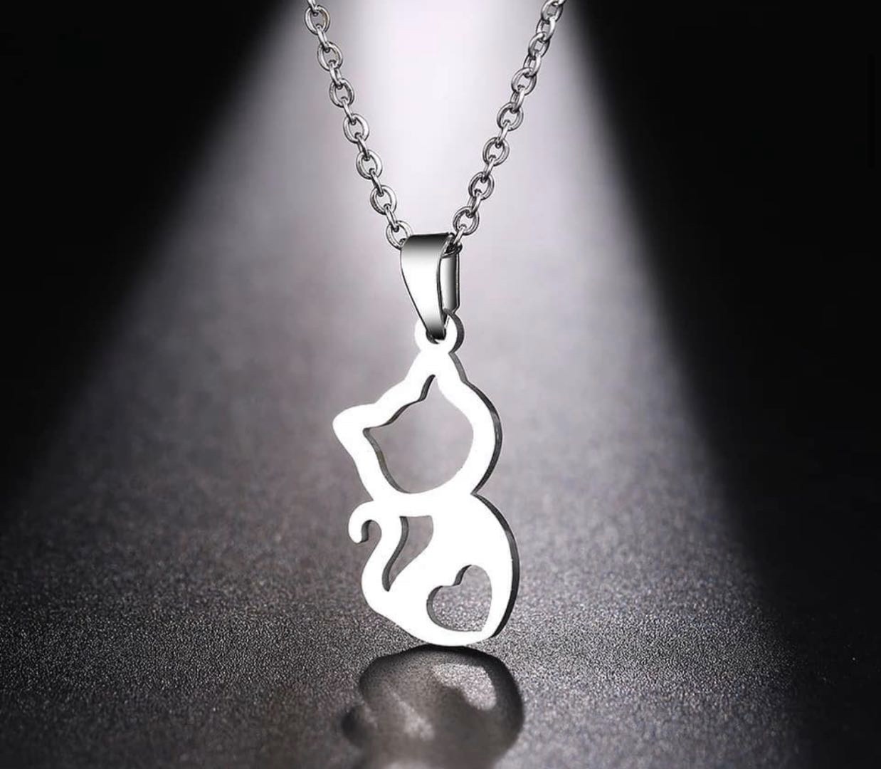 Cat pendant necklaces are popular with lovers in Europe and America thumbnail