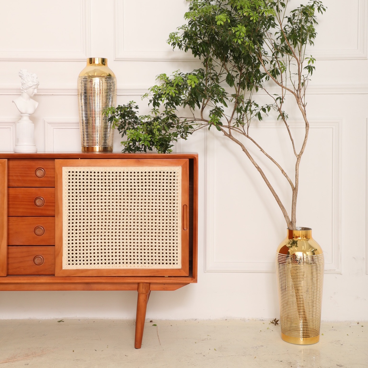 The electroplated glass vase can be placed on the ground with branches in gold and silver
