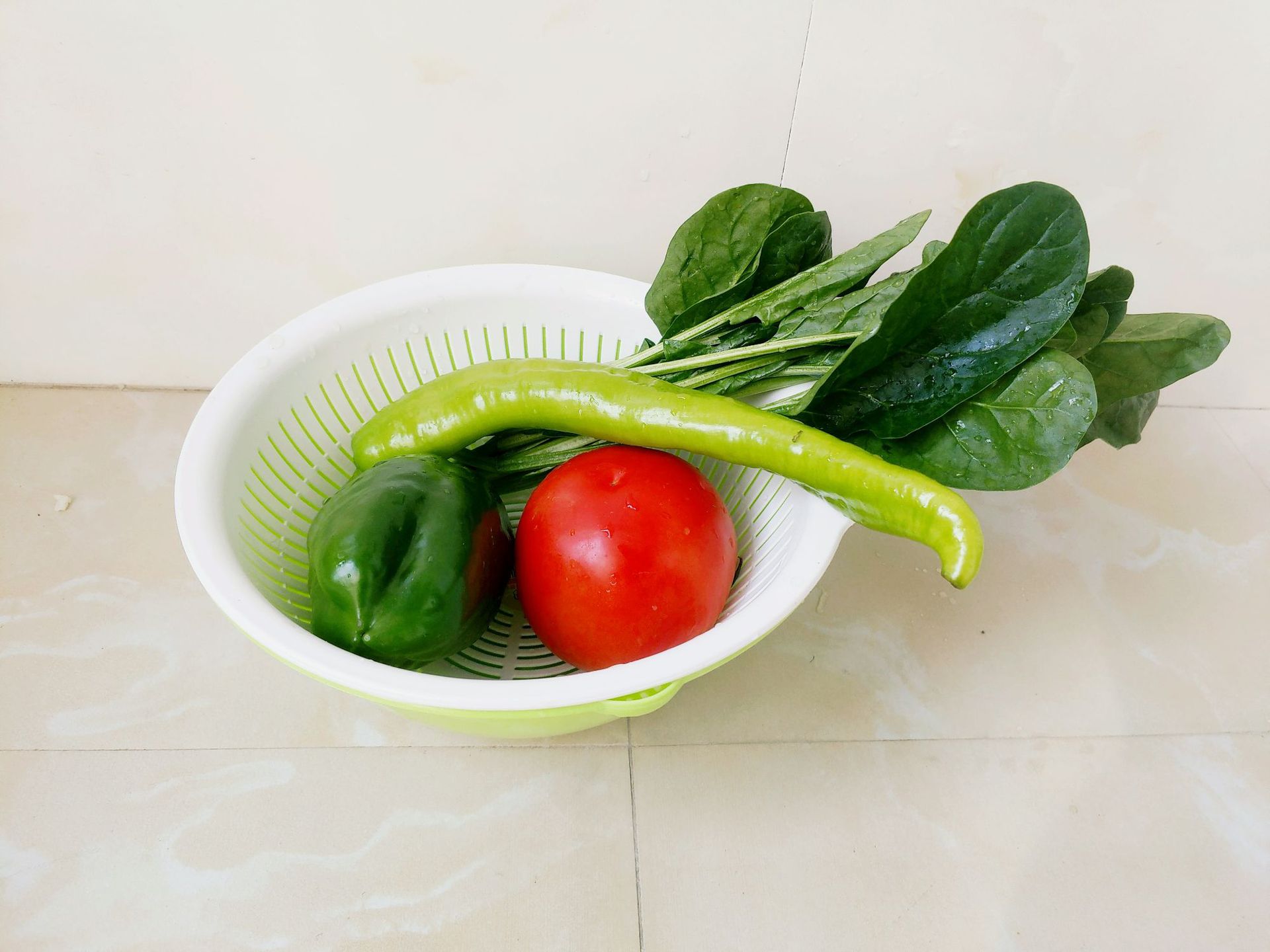 Direct sales of double-layer household plastic vegetable washbasins, rice, vegetable and fruit plates, drip basins and drain basins 6011 full figure