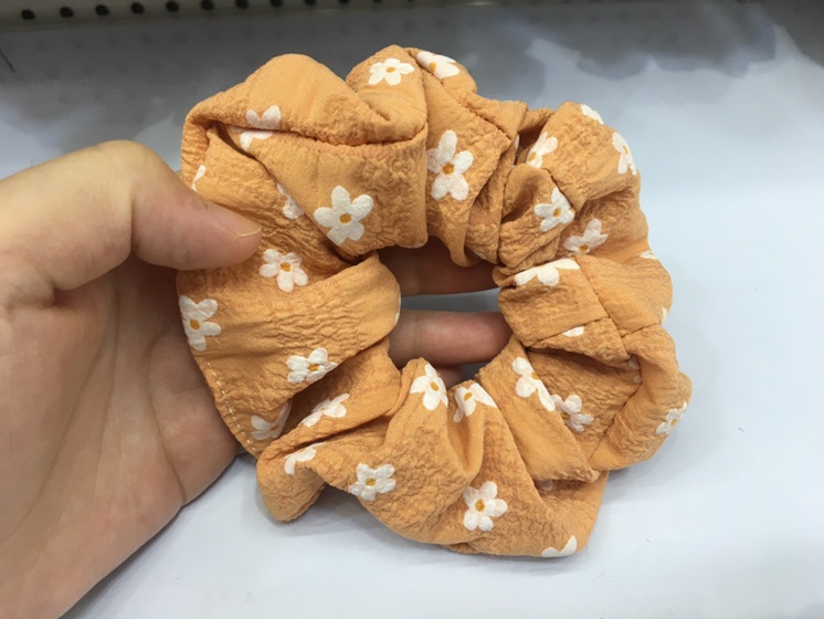 Pig large intestine and small daisies combined head ring Item Picture