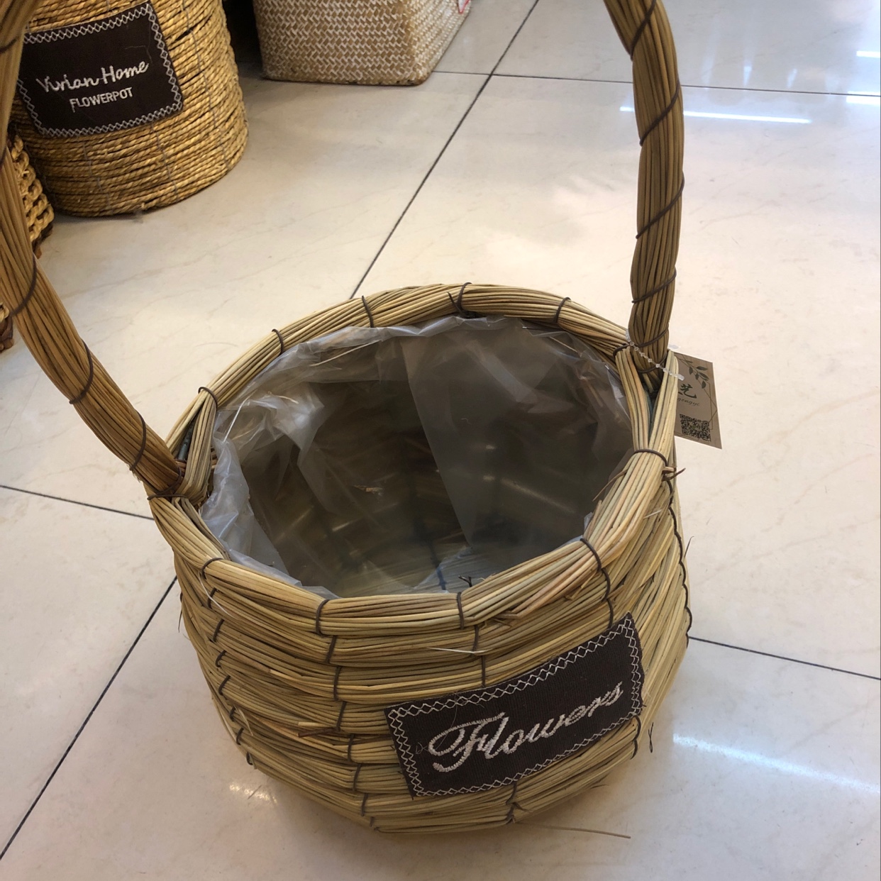 Qingling Craft Handmade Gardening hand-held baskets, decorative flower vases, straw woven small baskets, home decoration details Picture