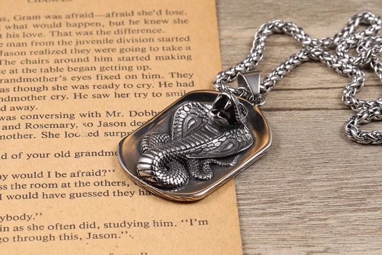 European and American personalized cobra necklace men's pendant titanium steel animal zodiac snake personalized punk tag trendy men's accessories full figure