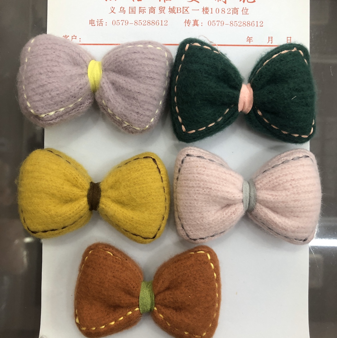 A bowknot of wool and cotton thumbnail