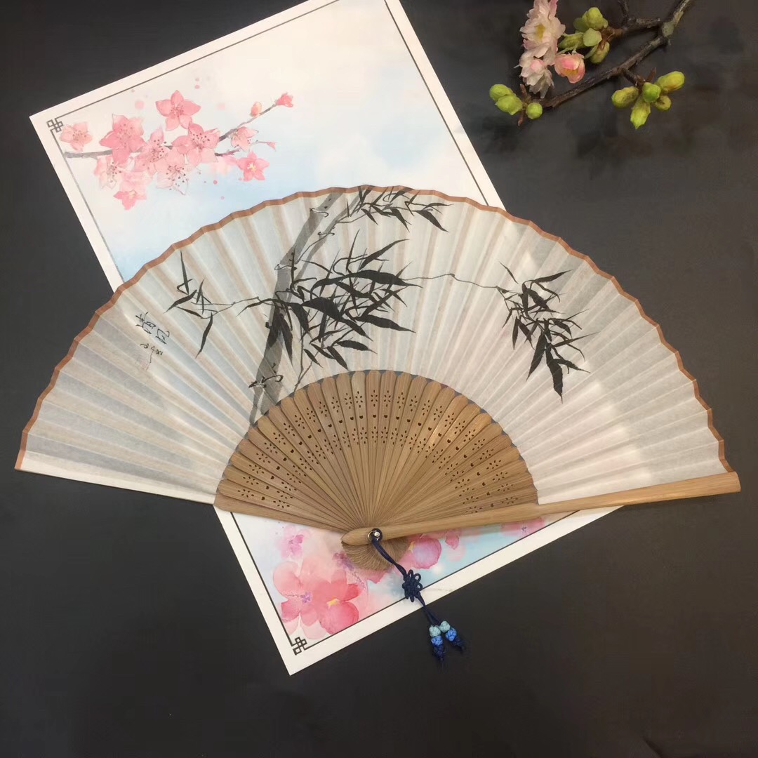 宣纸真丝手绘折扇女士扇拍照装饰扇产品图