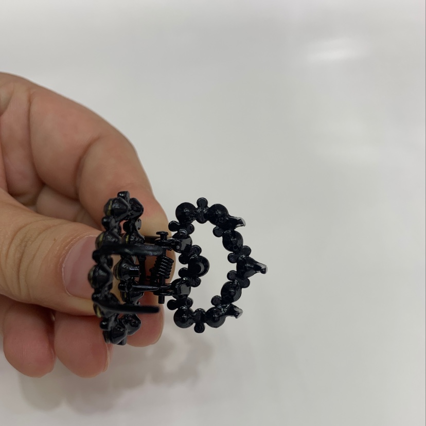 Retro fashion trend black small claw clip 2 Application Scenario