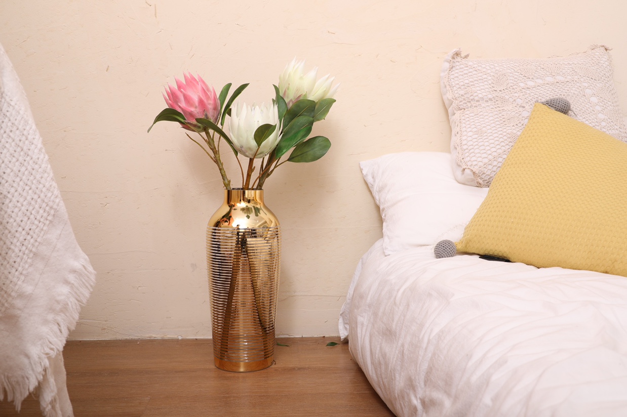 The electroplated glass vase can be placed on the ground with branches in gold and silver Specification image