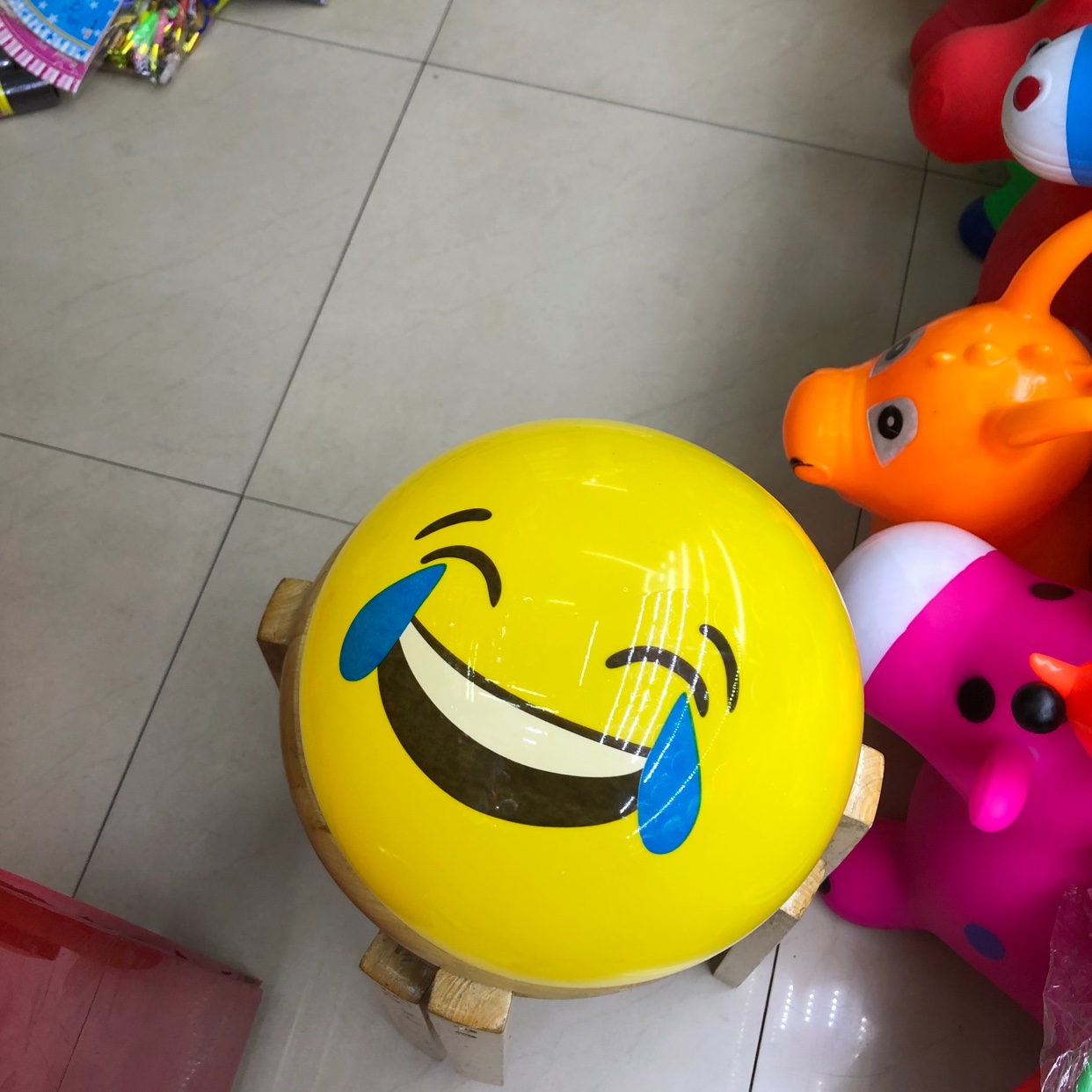 Wholesale of smiling face labeled ball inflatable toys