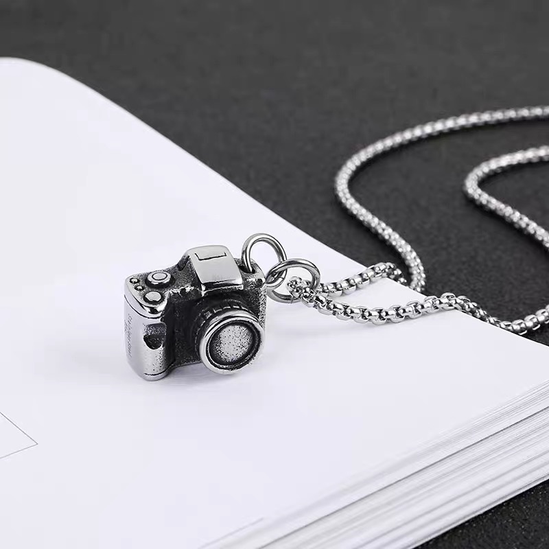 Original niche hip-hop necklace for men, trendy, European and American fashion, individual and retro camera pendant, titanium steel pendant for women Specification drawing
