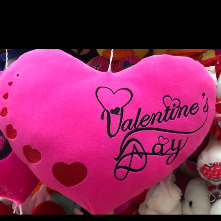 The heart-shaped cushion for the throw pillow is 40*30cm